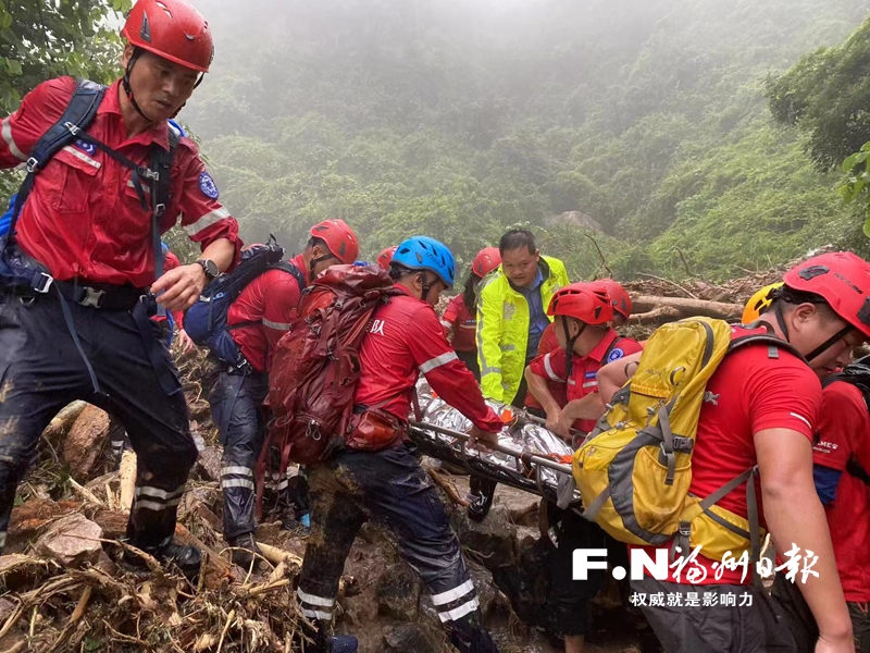 多方接力8小时 救出被泥石流掩埋的外卖小哥