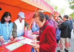 福州市“宪法宣传周”系列活动来了  接地气的启动仪式，昨在晋安湖公园举行