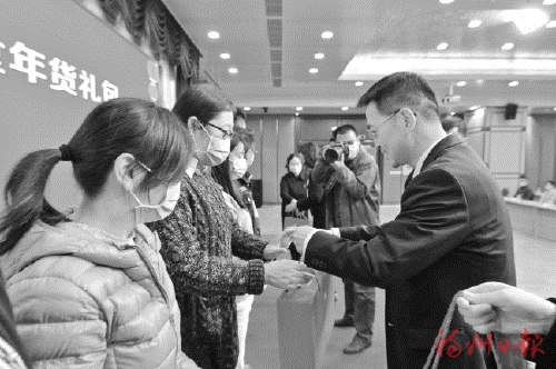 【网络中国节·春节】留下过年 为爱守护