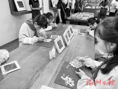 从西园中心小学看到新希望，市人大常委会执法检查组建议——  让更多实用精巧软木画进入寻常百姓家