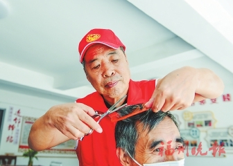 “福州好人”设立爱心理发屋  杨宝田：为居民解决“头”等事