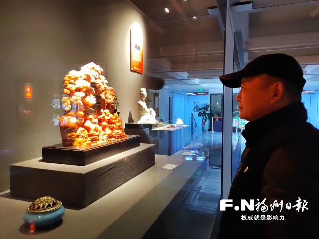 福州寿山石鉴定中心展出省工艺美术大师作品