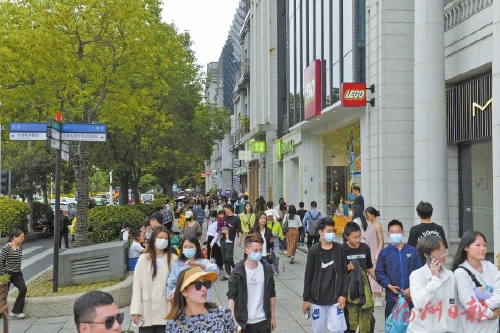 商圈人潮涌动　市场消费火热  “五一”假期　福州“烟火气”满满