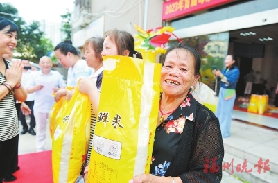 摆米龙为母亲祈福　这个非遗很特别  750公斤大米被分成一袋袋“平安米”分发给众人