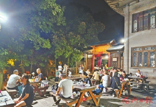 昼伏夜出觅清凉　山水福地人气旺