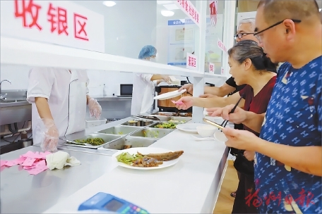 晋安王庄街道以开展主题教育为契机，持续优化养老服务——  小小饭堂暖人心　“五级关爱”伴桑榆