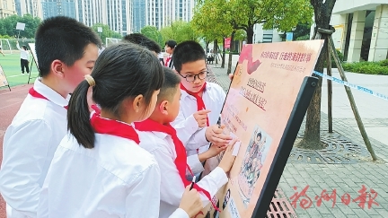 移动海战纪念馆开进校园  小学生在奔跑中学习海战故事