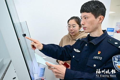 王威：户籍窗口的“暖心男警”