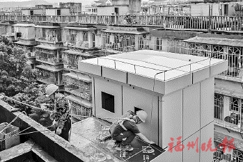 茶园街道电建社区党建引领聚合力  老楼装上新电梯　老人告别爬楼梯