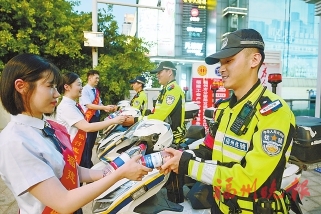 福建海峡银行积极参加“爱心茶摊”活动  送清凉小分队送出万瓶爱心水