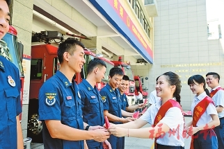 福建海峡银行积极参加“爱心茶摊”活动  送清凉小分队送出万瓶爱心水