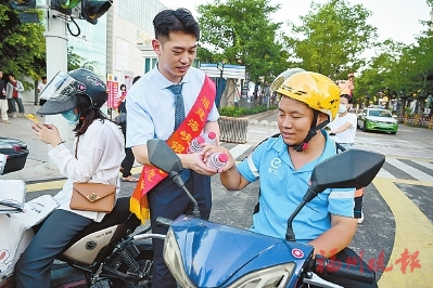 福建海峡银行积极参加“爱心茶摊”活动  送清凉小分队送出万瓶爱心水