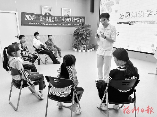 服务温暖他人　发展面临挑战  社工站里的甜酸苦辣