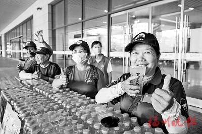 “爱心茶摊”为火车站志愿者送清凉  送出6000瓶瓶装水、100份茶叶礼包和50杯茶饮