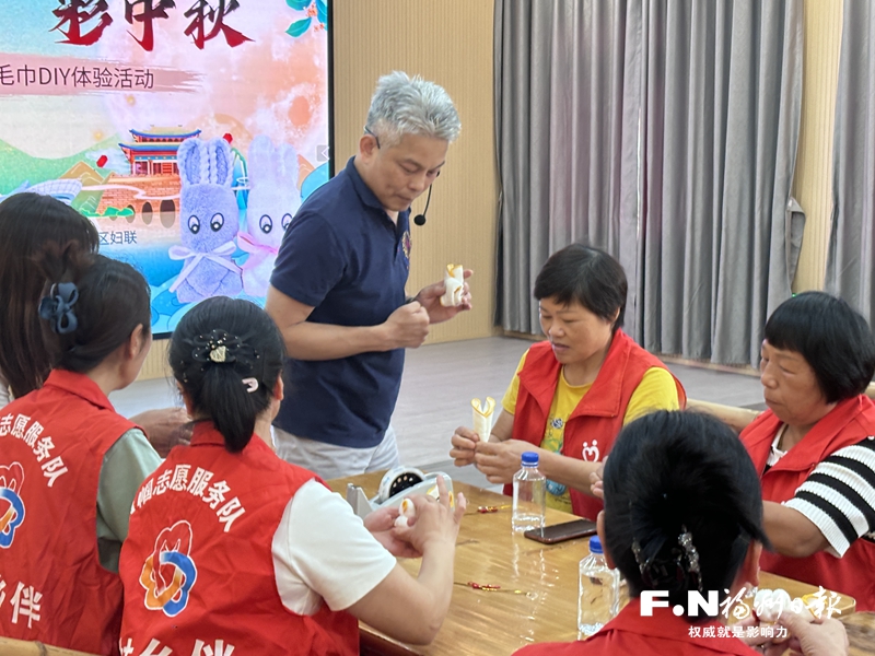 【网络中国节·中秋】两岸姐妹DIY迎中秋