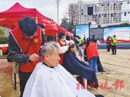 晋安新店开展学雷锋主题活动  志愿服务热　群众收获多