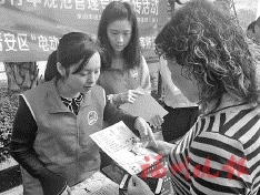 党员穿起红马甲　政策送入百姓家