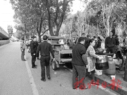晋安城管整治 桥下占道经营