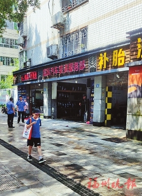 汽车店占道洗车，行人被迫绕行