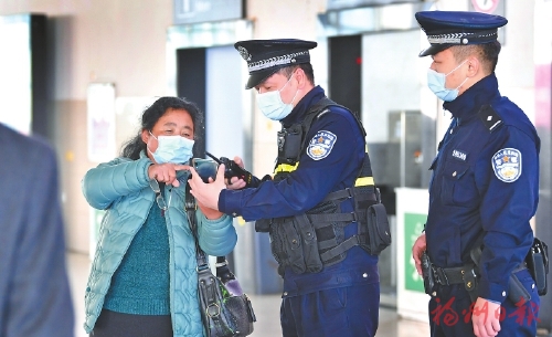 【网络中国节·春节】铁警严发成：连续8年在派出所过除夕