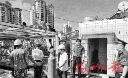 福州市“两违”综合治理 城管火速拆除顶楼违建