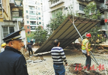 晋安城管拆除20多处违建雨遮