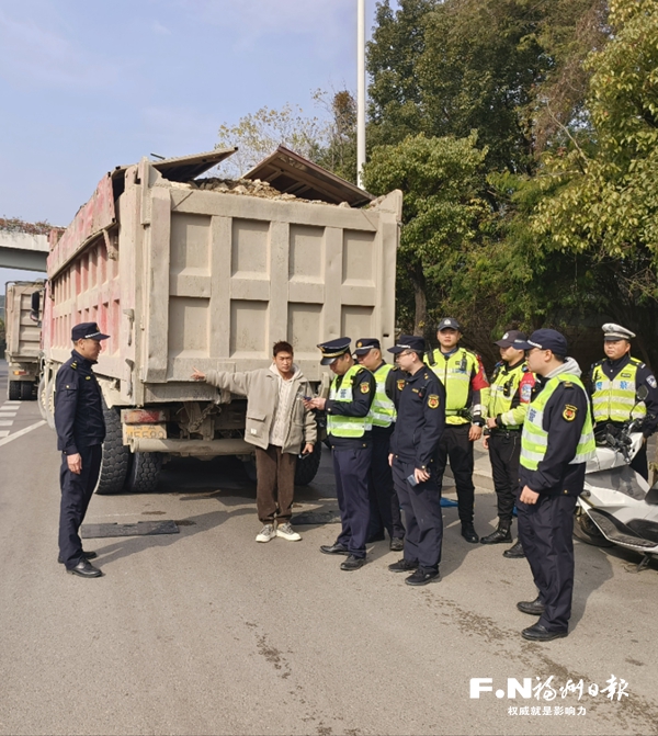 晋安严查“漏嘴”渣土车