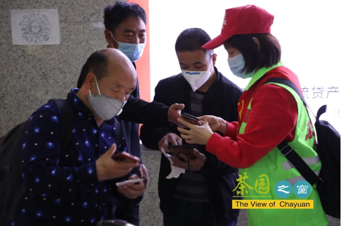 新时代文明实践｜志愿者变身“守门员”守住入“榕”第一道关口