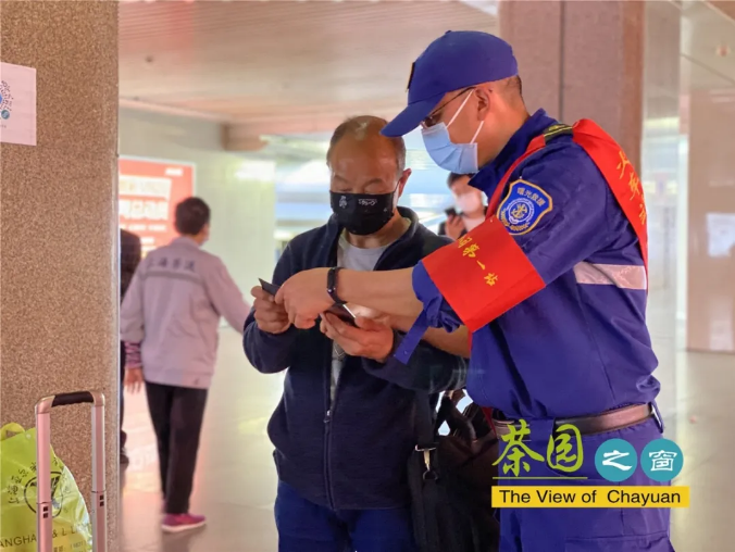 新时代文明实践｜志愿者变身“守门员”守住入“榕”第一道关口
