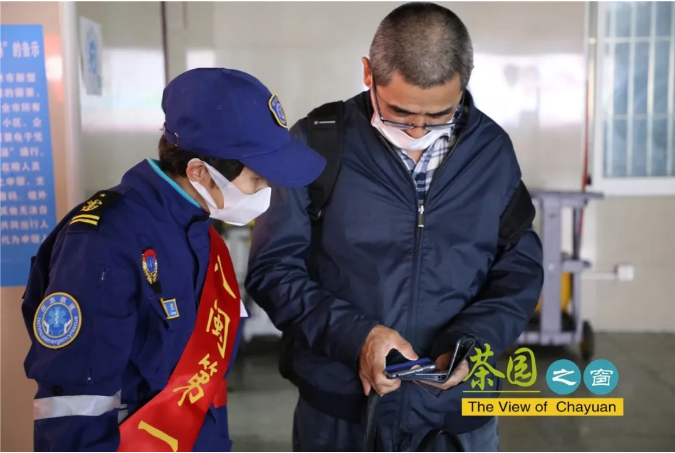 新时代文明实践｜志愿者变身“守门员”守住入“榕”第一道关口