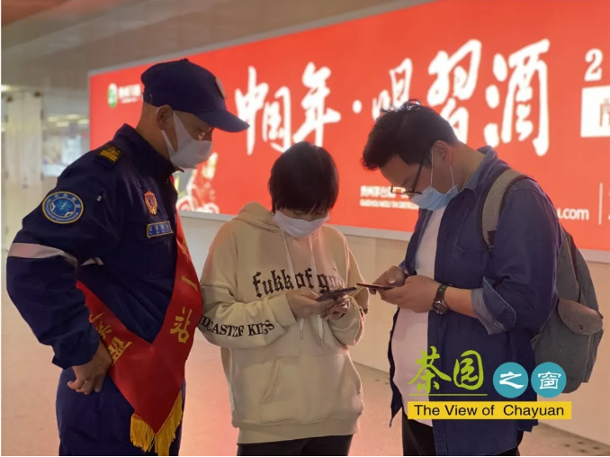 新时代文明实践｜志愿者变身“守门员”守住入“榕”第一道关口