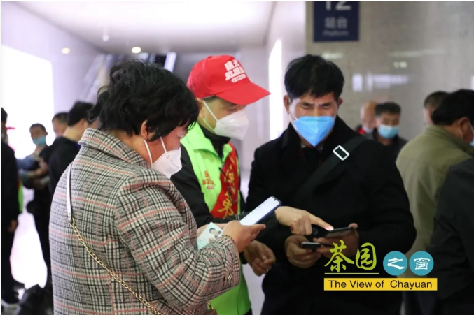 新时代文明实践｜志愿者变身“守门员”守住入“榕”第一道关口