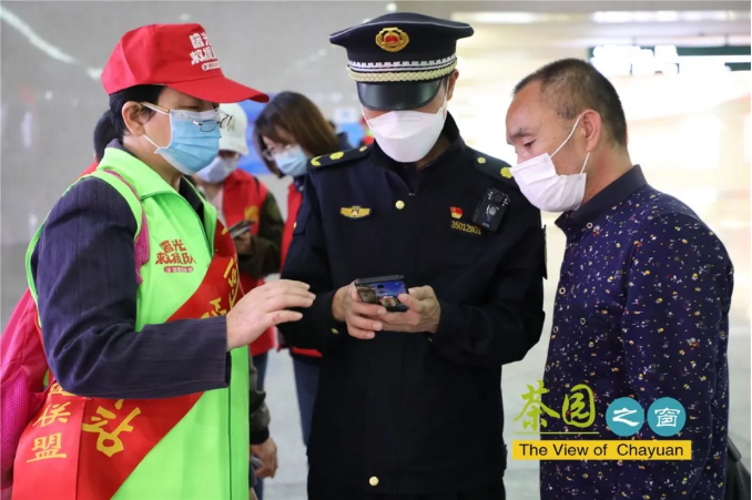 新时代文明实践｜志愿者变身“守门员”守住入“榕”第一道关口