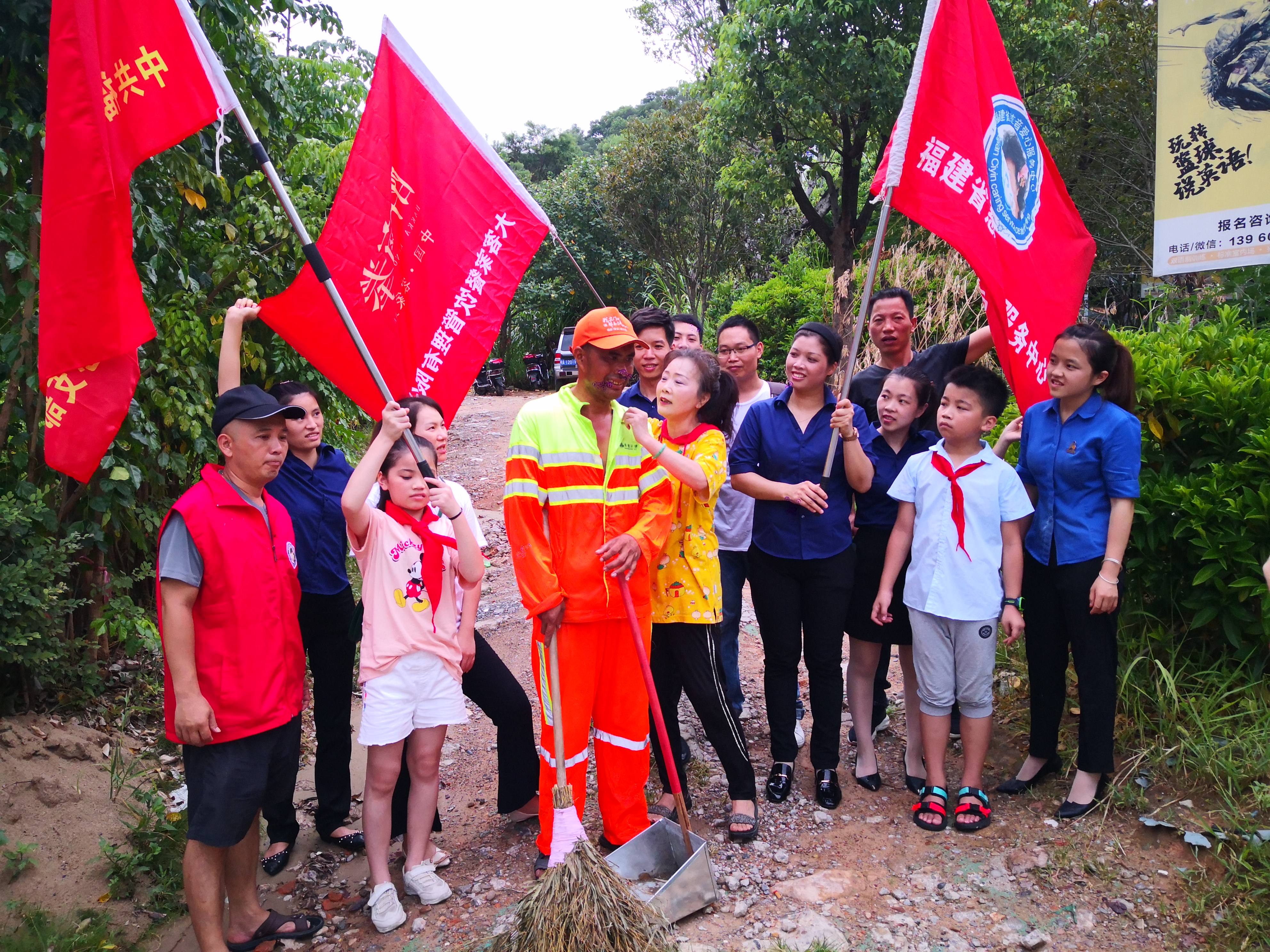 酷暑送清凉 新时代文明实践志愿者心系一线环卫工人