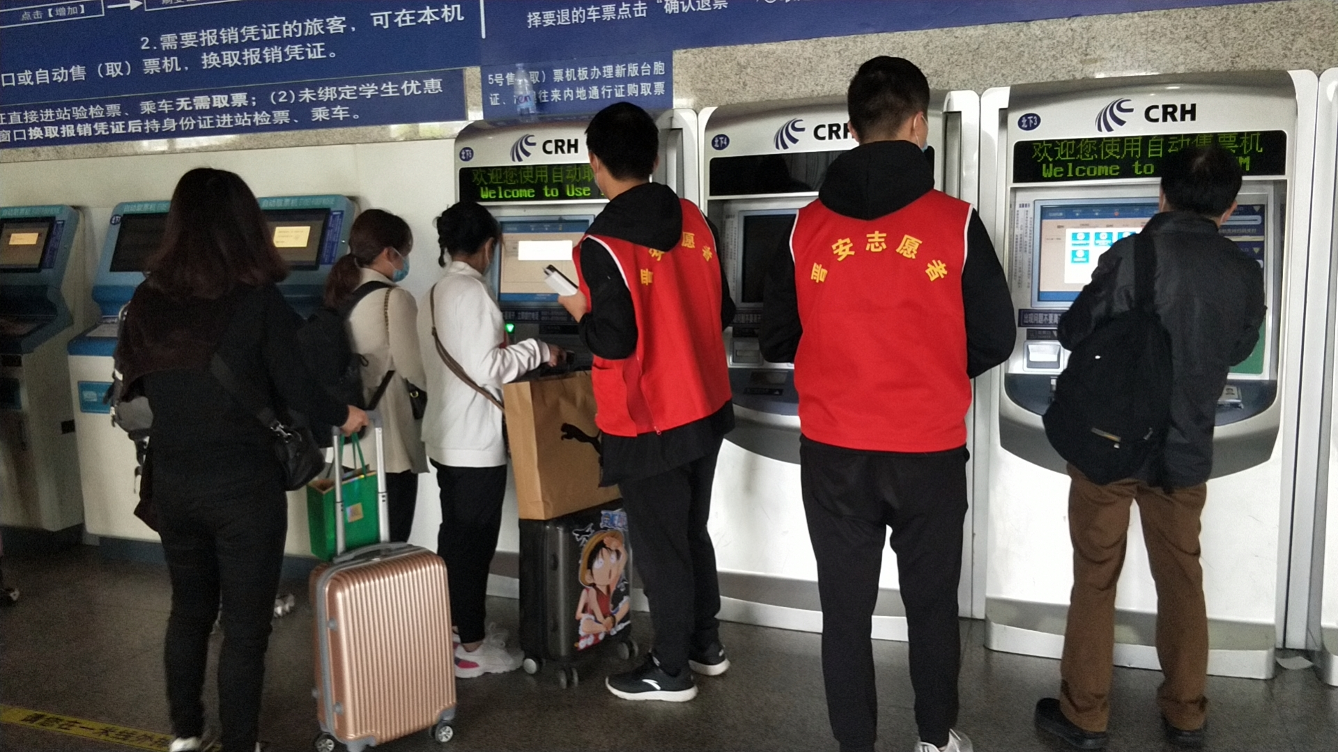 我为群众办实事  暖心行动点亮“志愿红”