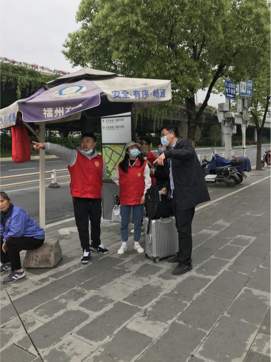 我为群众办实事  暖心行动点亮“志愿红”