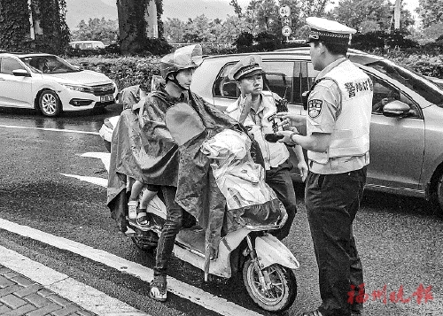 电动车闯上高架　雨衣下藏两小孩