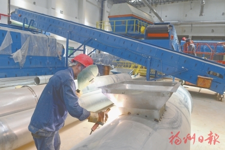顶烈日抓进度　红庙岭上战犹酣