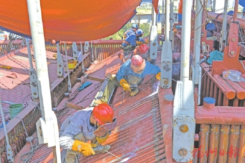 顶烈日抓进度　红庙岭上战犹酣