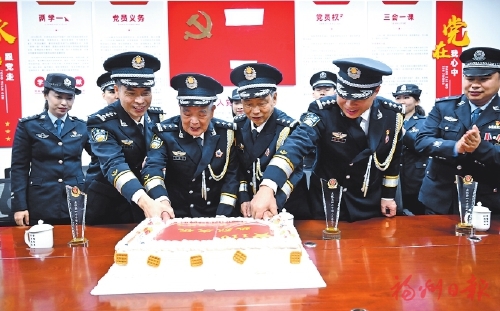 英模接力棒　一棒传一棒  福州车站派出所四代英模共庆中国人民警察节