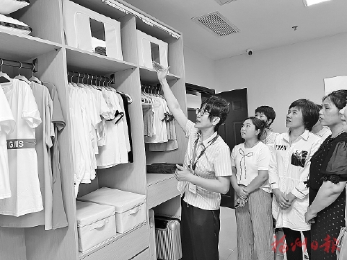 福州市海峡家政服务中心揭牌，首个巾帼家政驿站同时启用  促进妇女就业　新平台如何发挥效用
