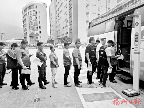 让每位“福递使者”安心奔跑  ——我市创新机制加大补贴，为快递员撑起健康保护伞