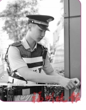 那些年的考生　如今站上护考一线  他们以民警身份，守护学子们顺利应考