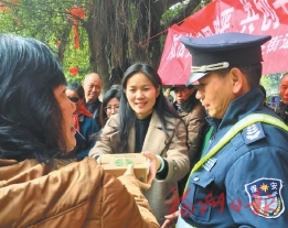 【网络中国节·春节】写春联送盆栽　浓浓春意闹鼠年